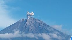 Gunung Semeru Meledak, Awan Panas Mencapai Ketinggian 700 Meter