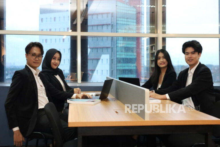 Revolusi Industri 4.0: Tantangan dan Peluang Generasi Muda di Era Digital