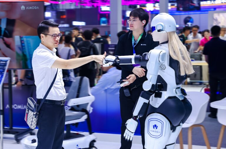 Chery Group dan AiMOGA Robotics kenalkan humanoid Mornine, bakal jadi pelayan di dealer